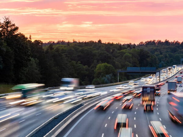 Stark befahrene Autobahn in Abenddämmerung.